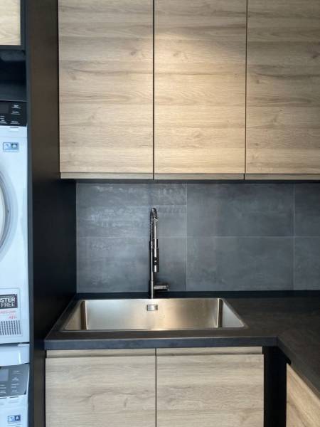 Grand évier inox d'une buanderie